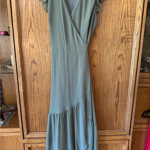 Bar III Green Maxi Sundress with Flutter Sleeves and V-Neck Bar III Green Maxi Sundress with Flutter Sleeves and V-Neck